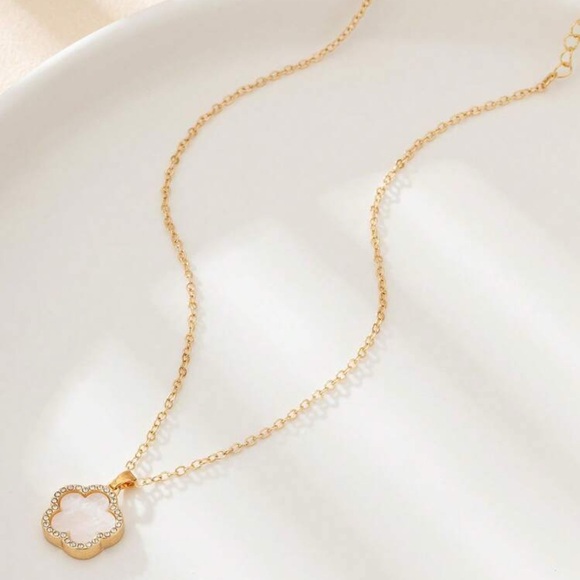NWT Elegant Lucky Clover Pendant
Women Necklace Rhinestones ❤️ SAME DAY SHIPPING - Picture 2 of 6